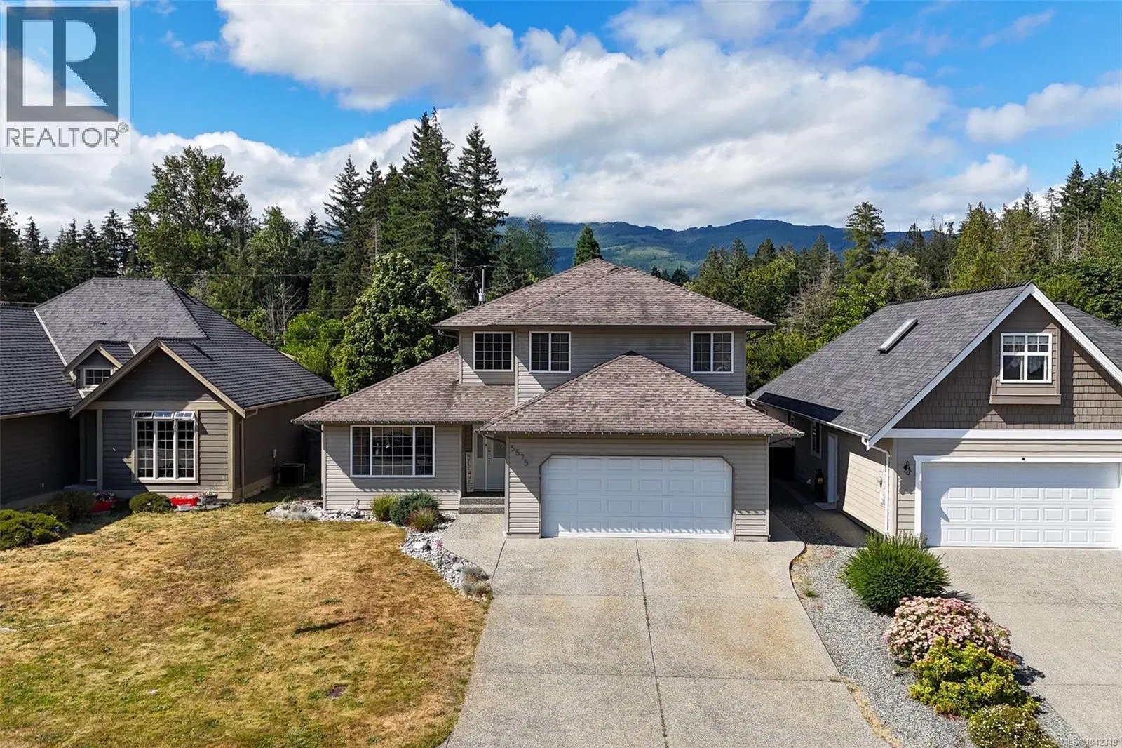 Photo 1 of 33 at 5575 Woodland Crescent