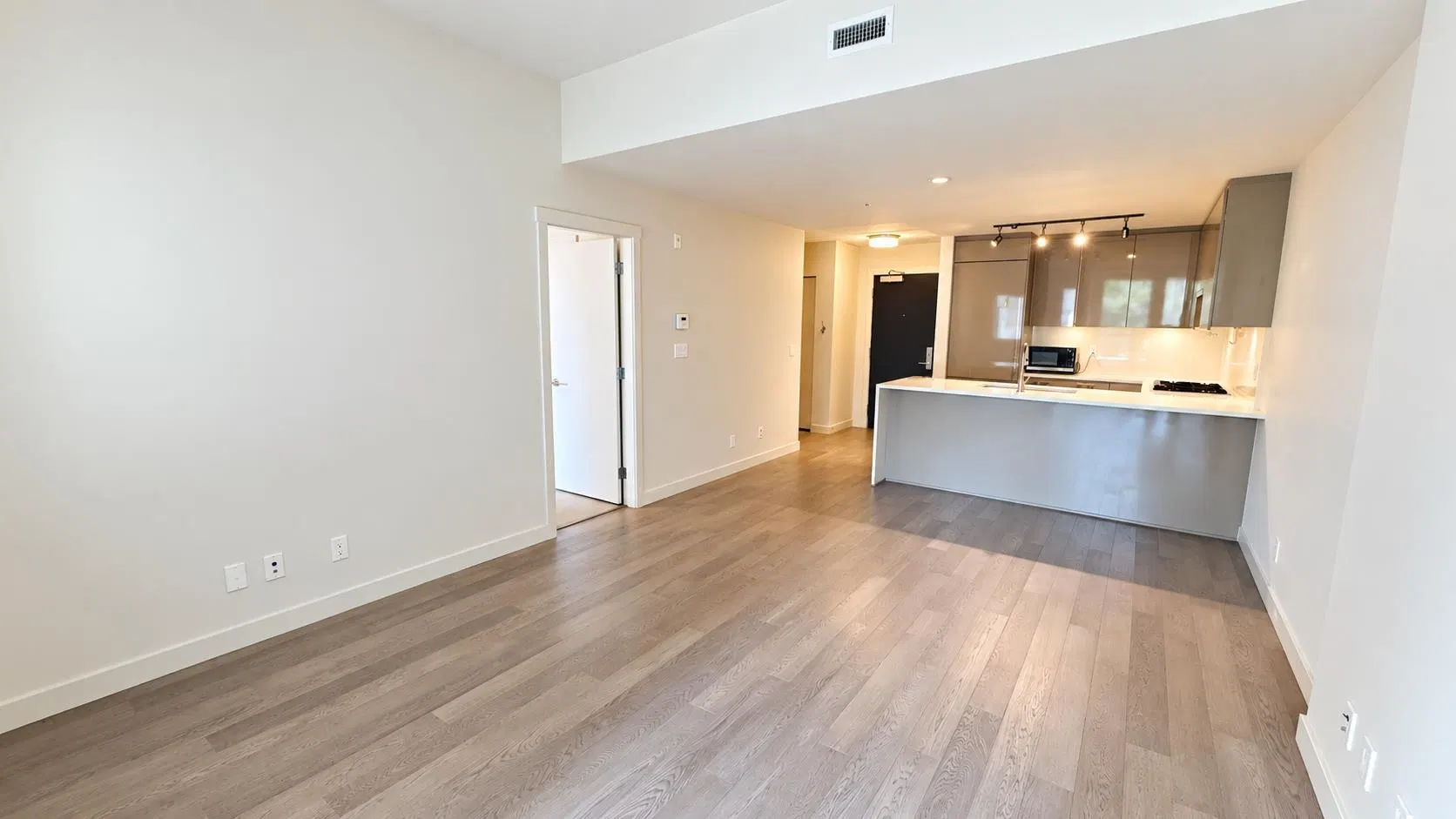 Photo 5 of 23 at #303 – 4408 Cambie Street