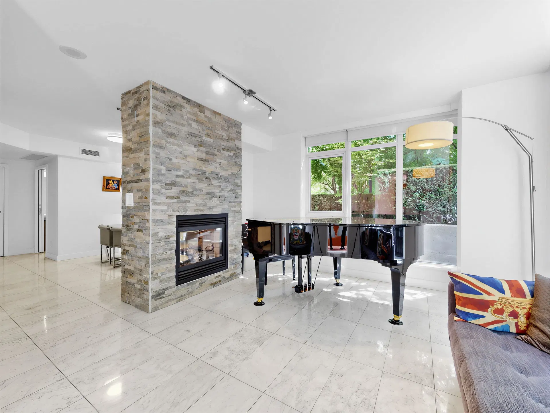 Photo 4 of 40 at 1211 W Cordova Street