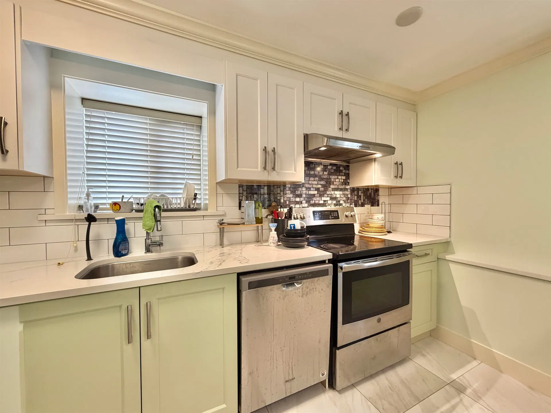 Photo 3 of 15 at 582 E 57th Avenue