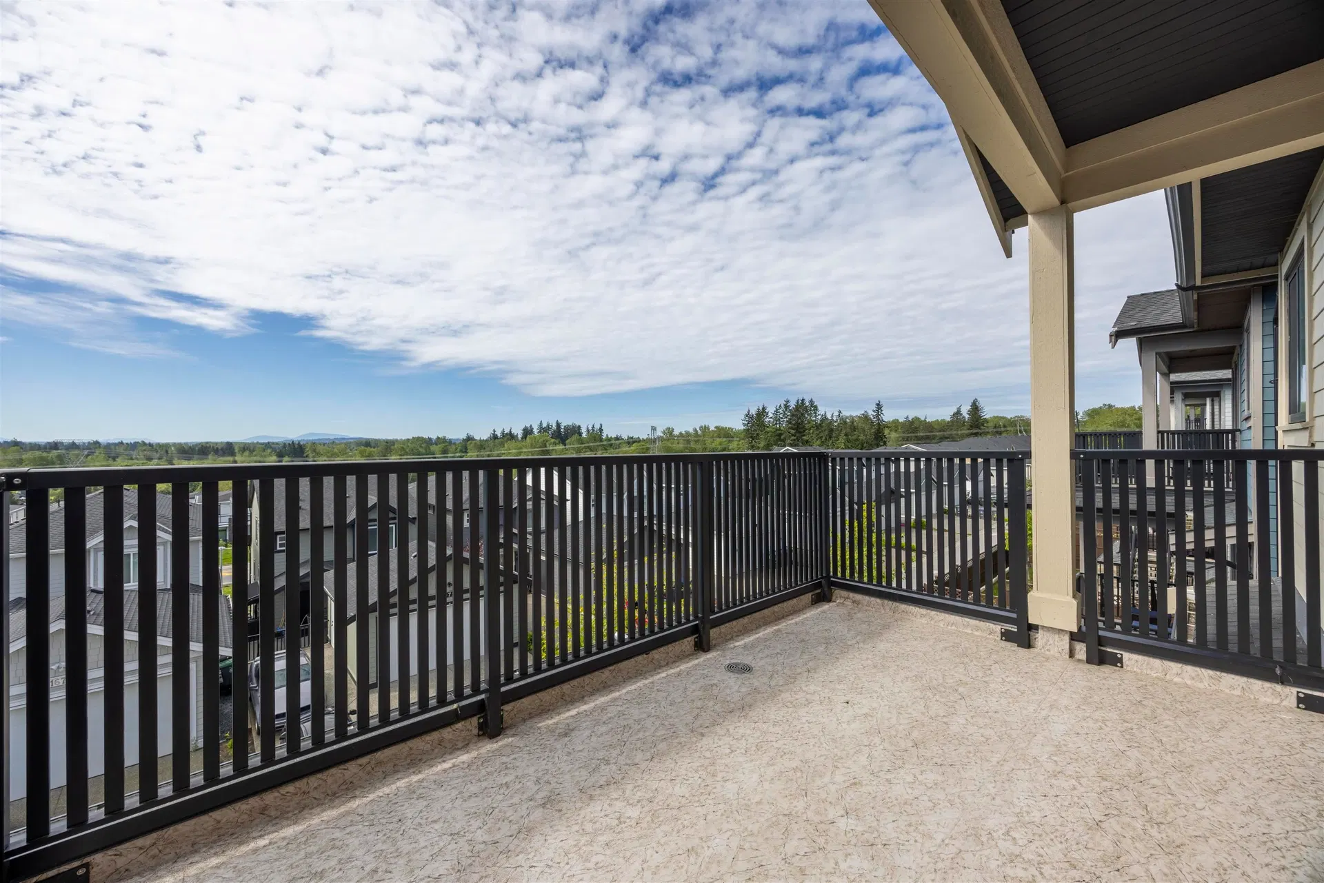 Photo 4 of 12 at 16764 16a Avenue