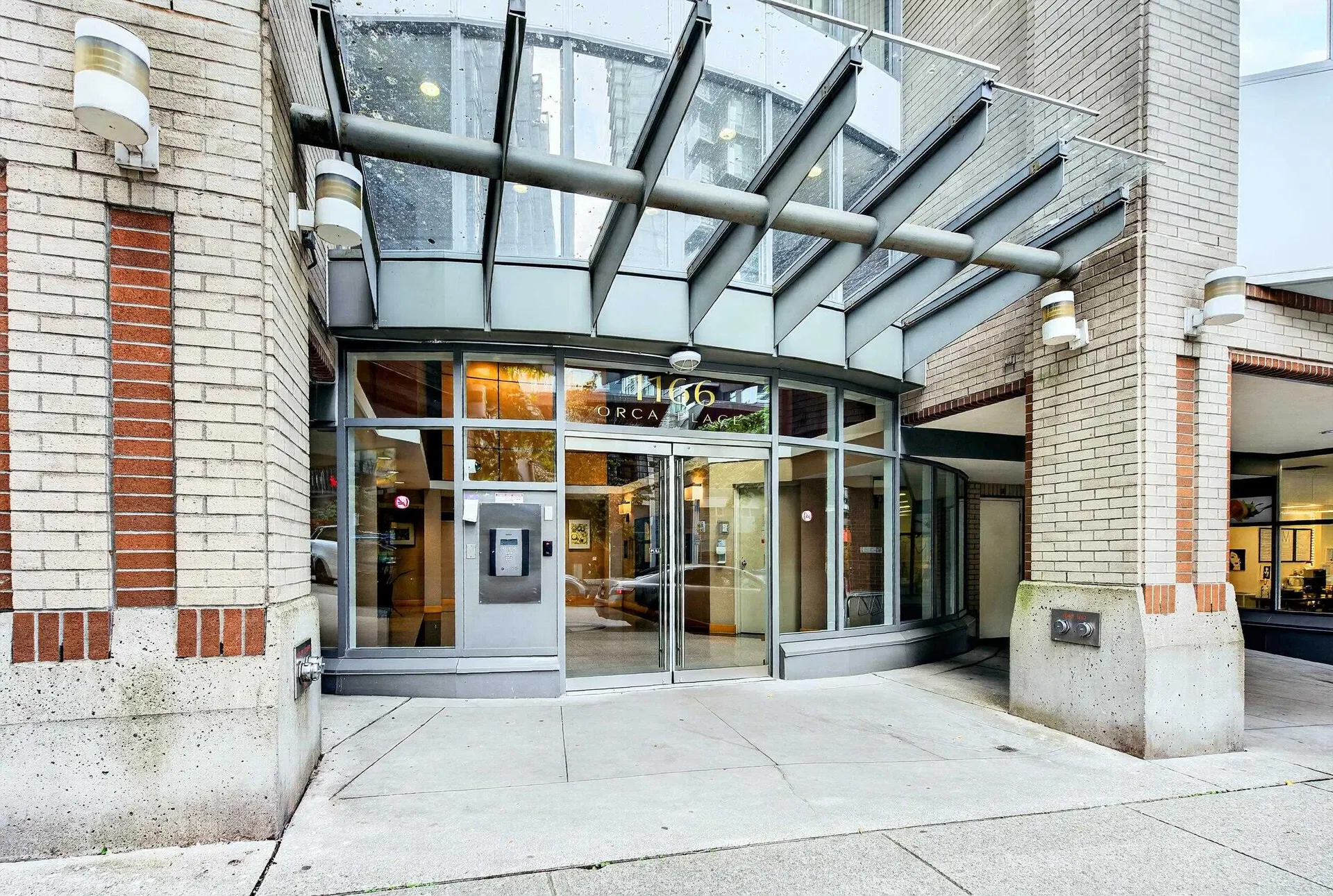 Photo 5 of 40 at #506 – 1166 Melville Street