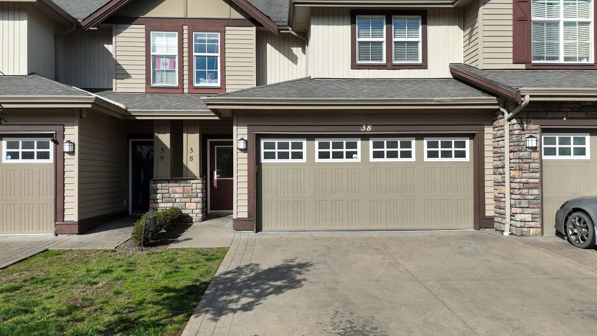 Photo 2 of 40 at #38 – 6577 Southdowne Place