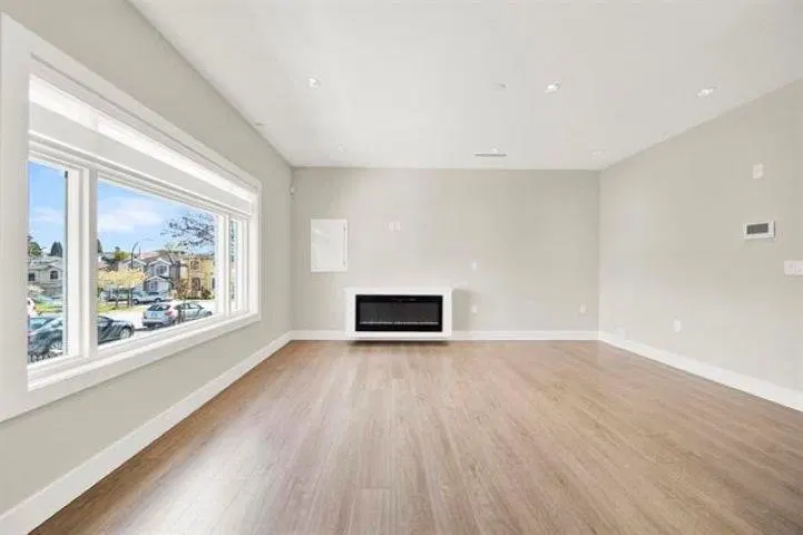Photo 4 of 24 at 3128 Kings Avenue