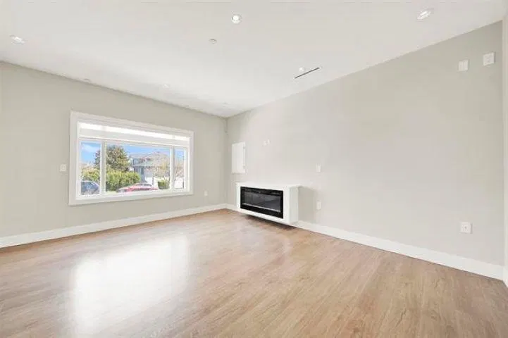 Photo 5 of 24 at 3128 Kings Avenue