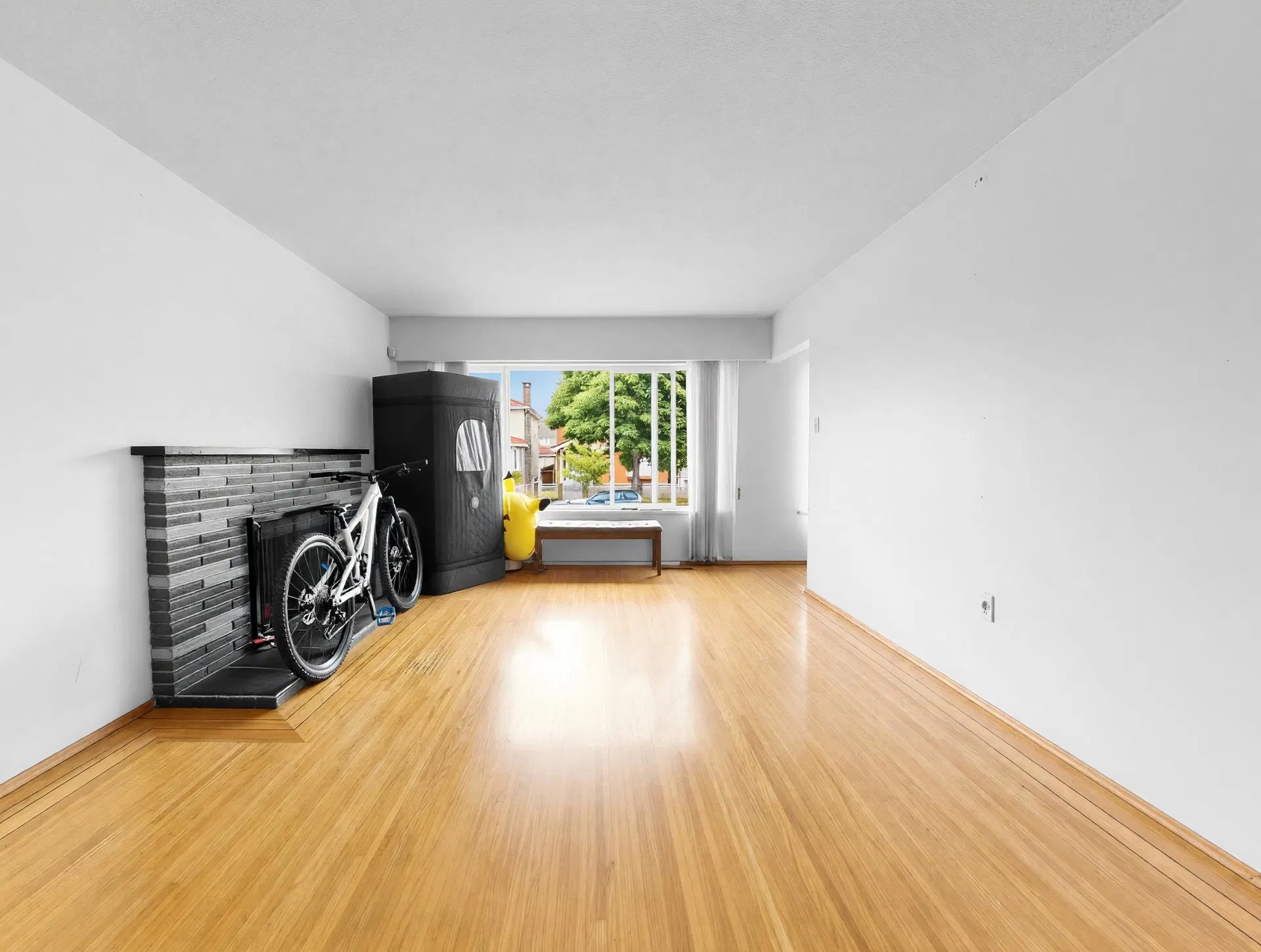 Photo 4 of 27 at 1972 E 51st Avenue