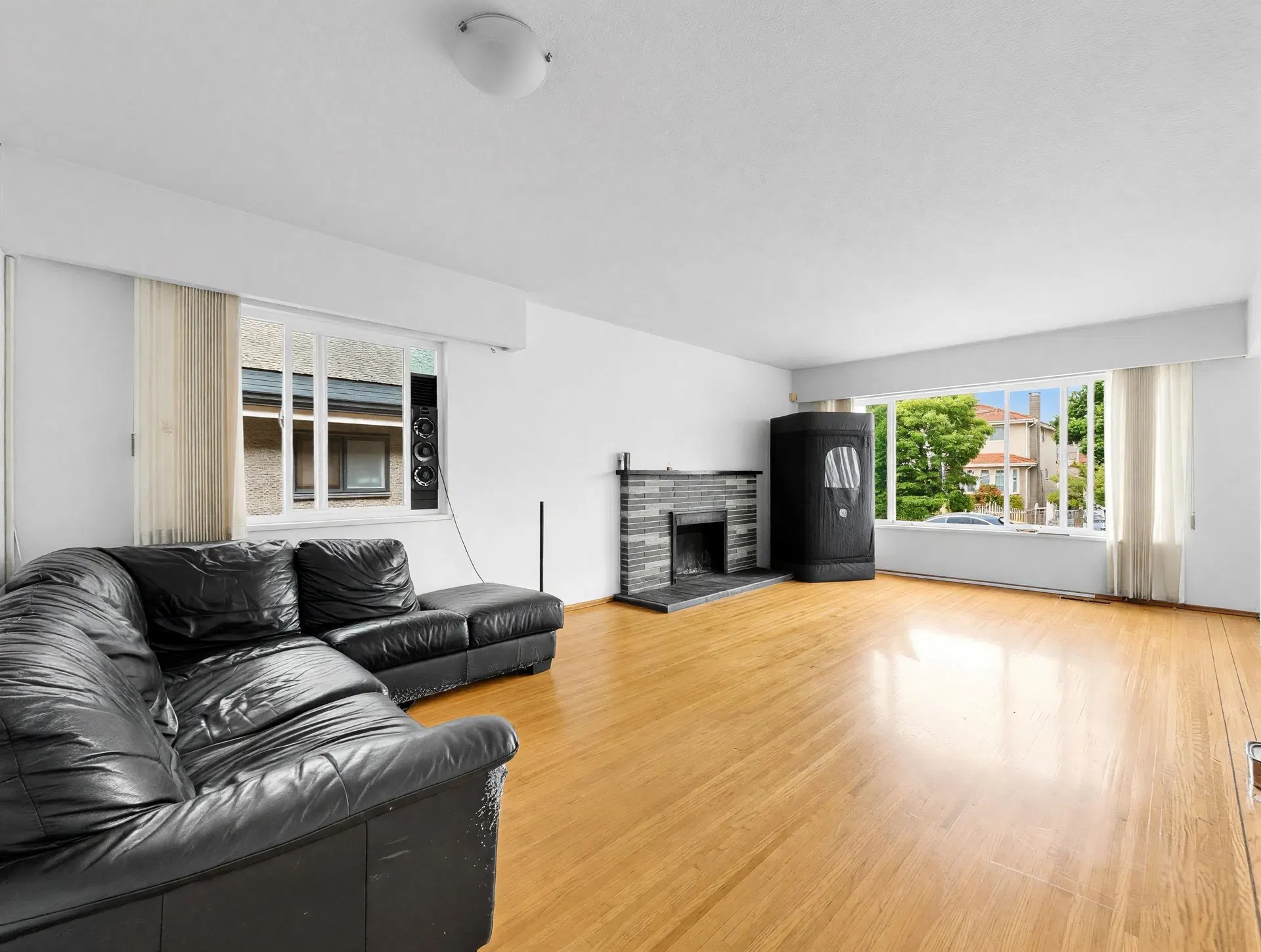 Photo 5 of 27 at 1972 E 51st Avenue