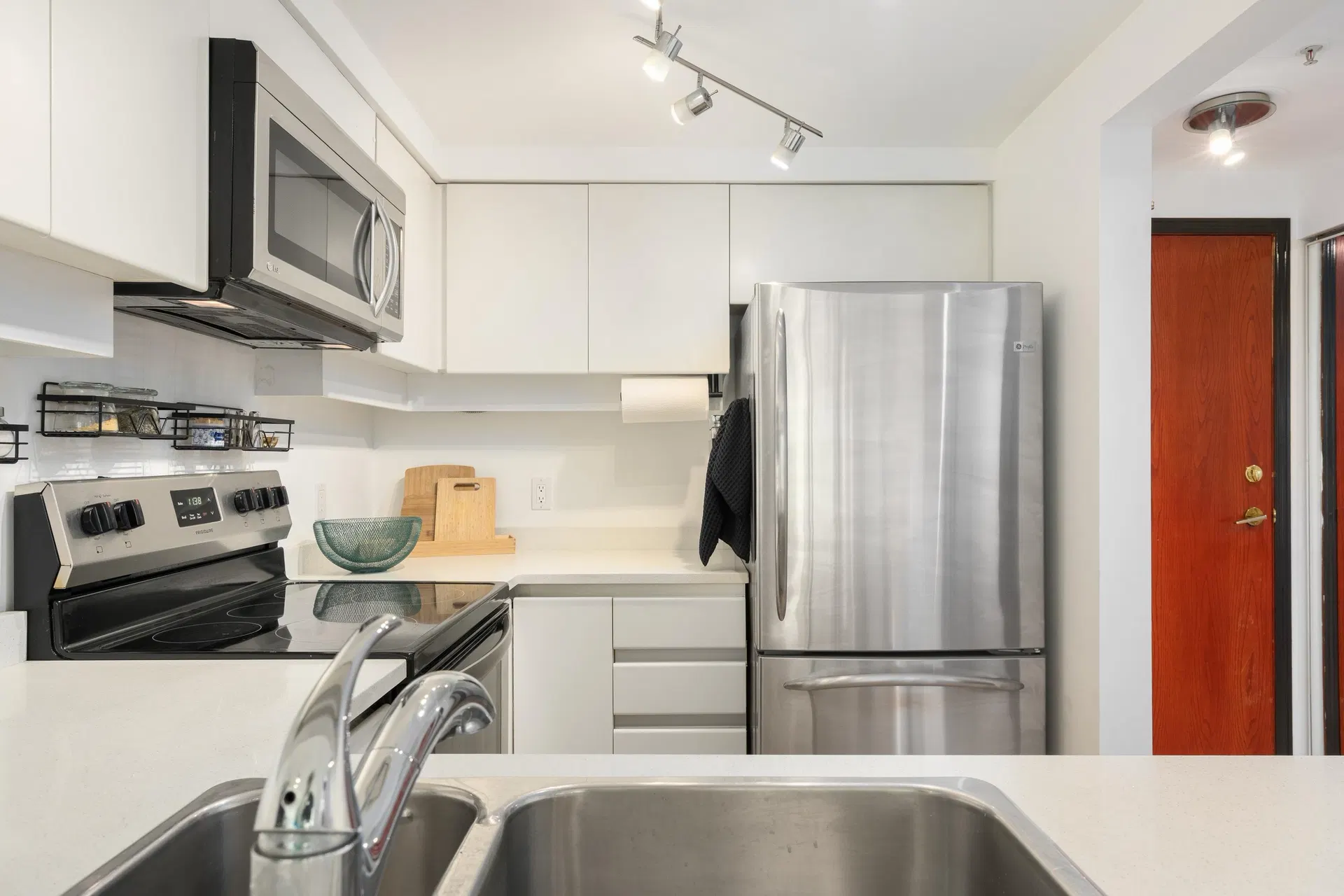 Photo 4 of 34 at #807 – 1238 Melville Street