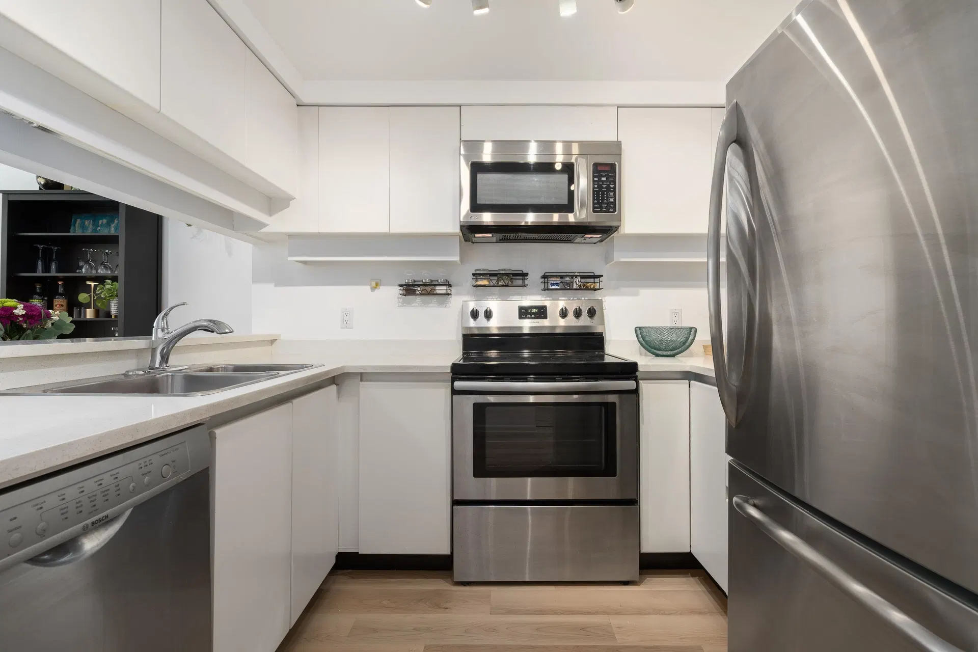 Photo 5 of 34 at #807 – 1238 Melville Street