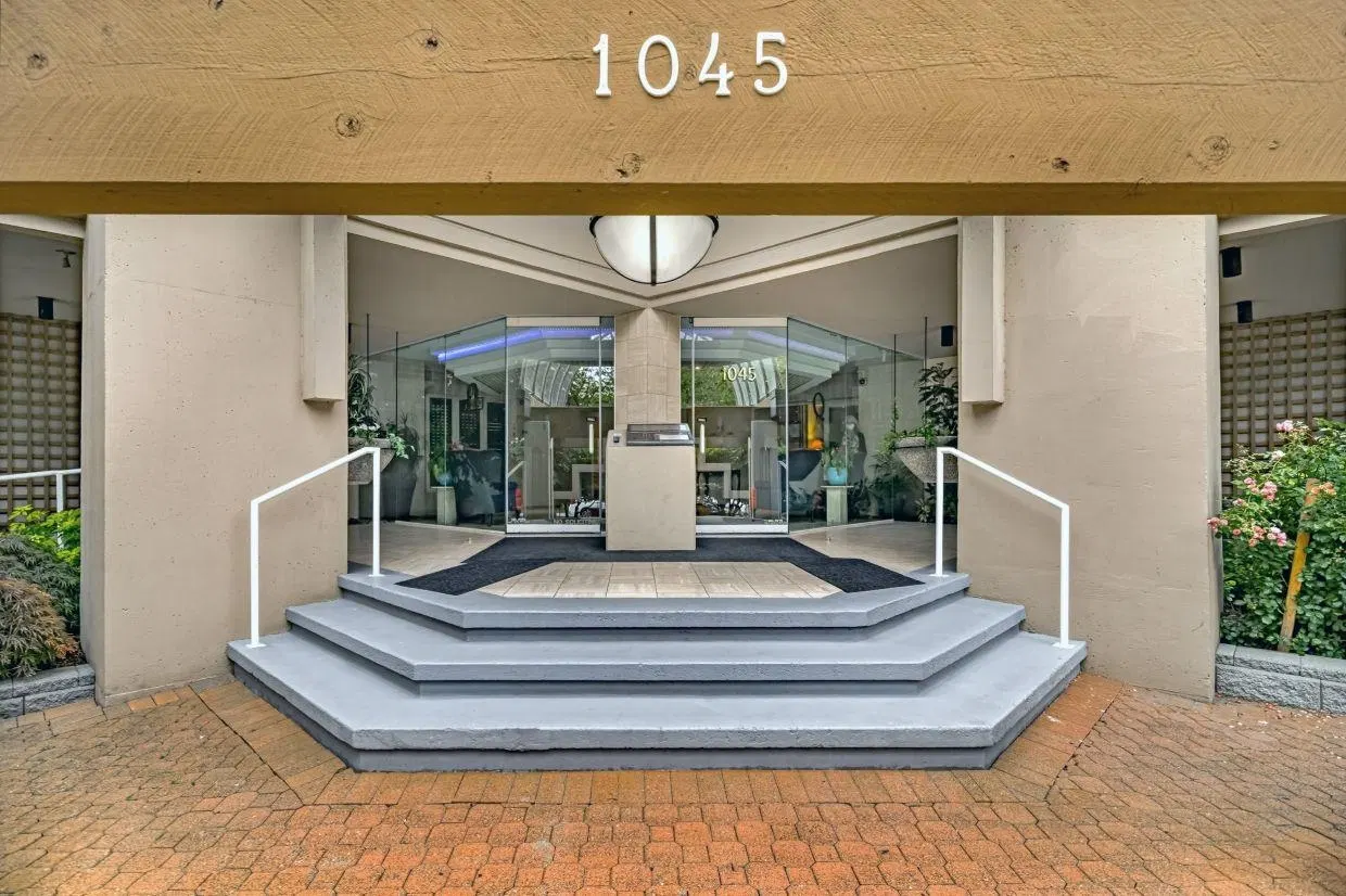 Photo 2 of 40 at #1606 – 1045 Quayside Drive