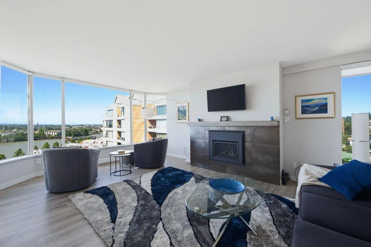 Photo 3 of 40 at #1606 – 1045 Quayside Drive
