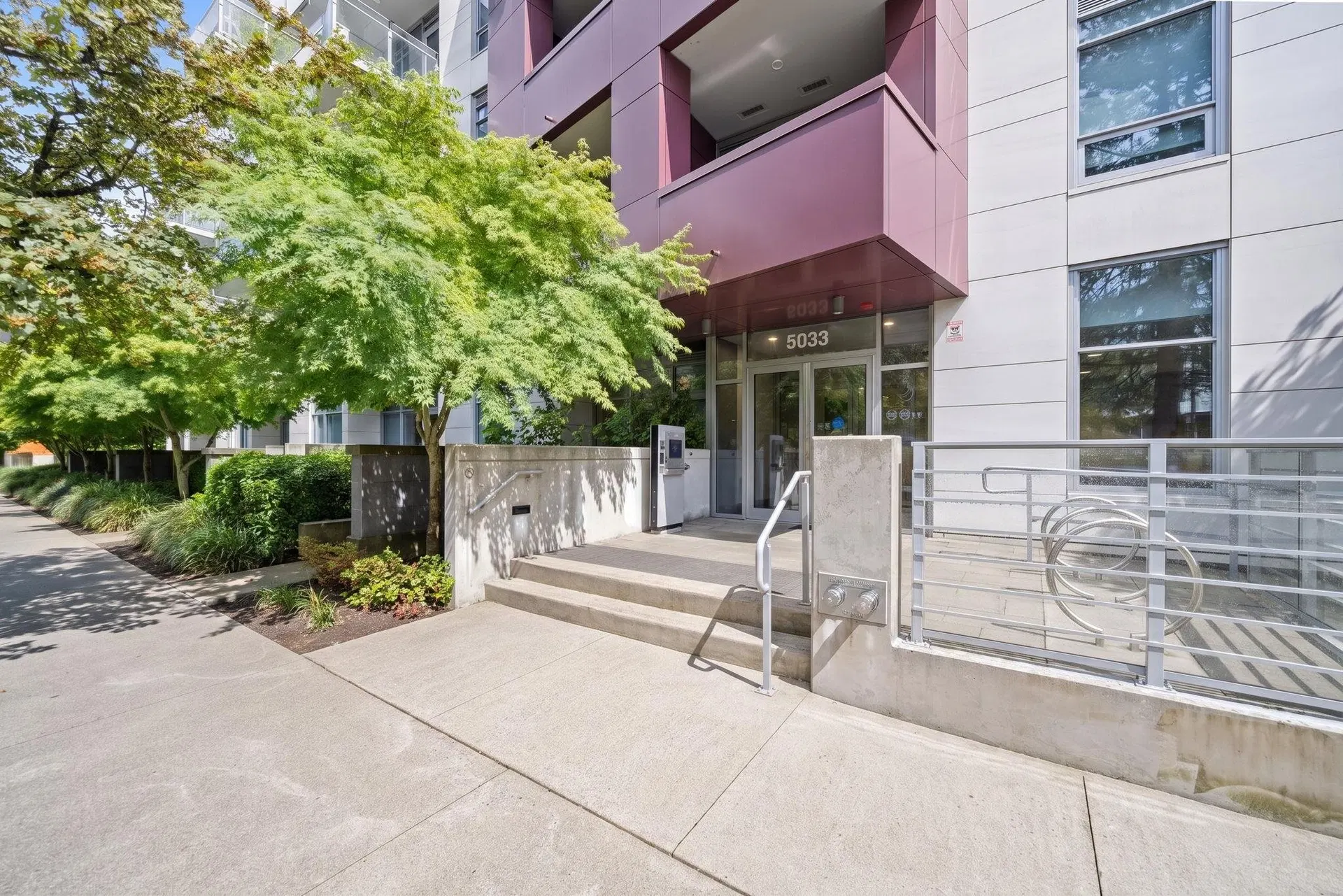 Photo 2 of 32 at #401 – 5033 Cambie Street