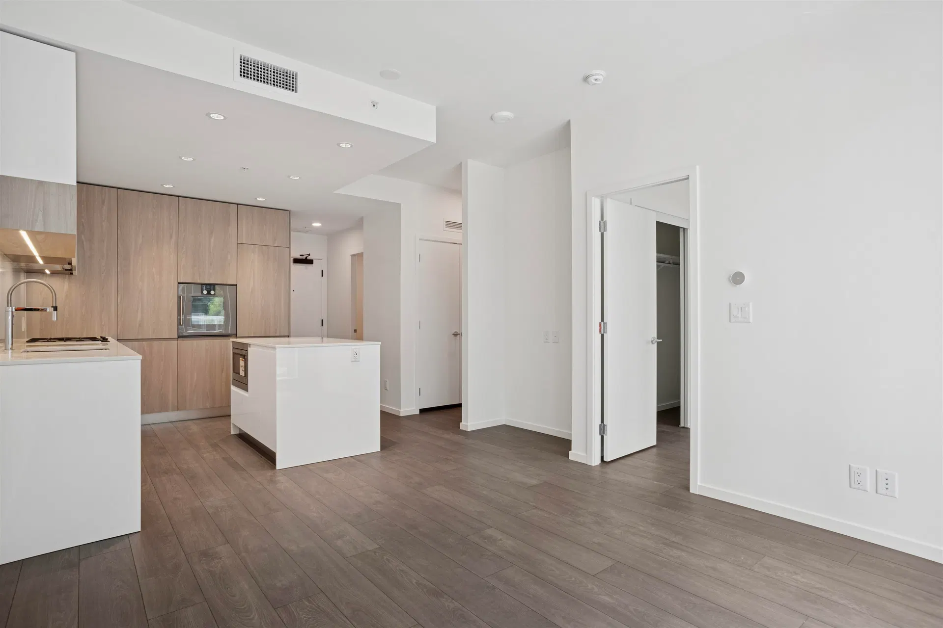 Photo 2 of 37 at #548 – 6500 Minoru Boulevard