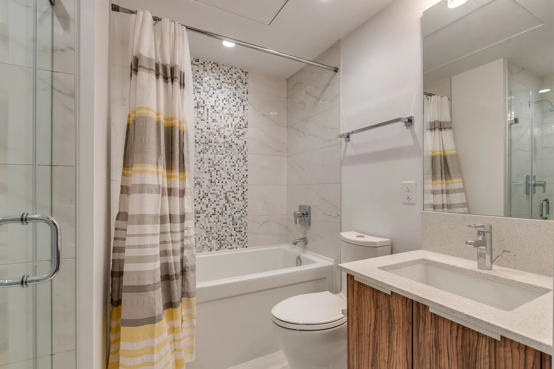 Photo 4 of 19 at #2105 – 1283 Howe Street