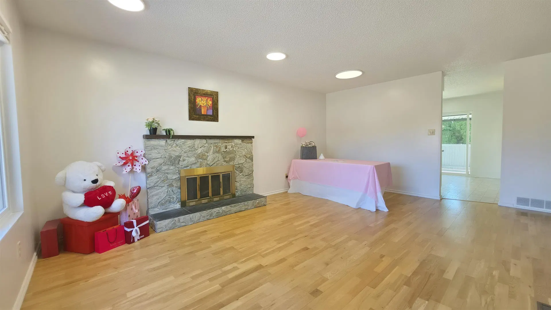 Photo 4 of 29 at 3220 Harwood Avenue