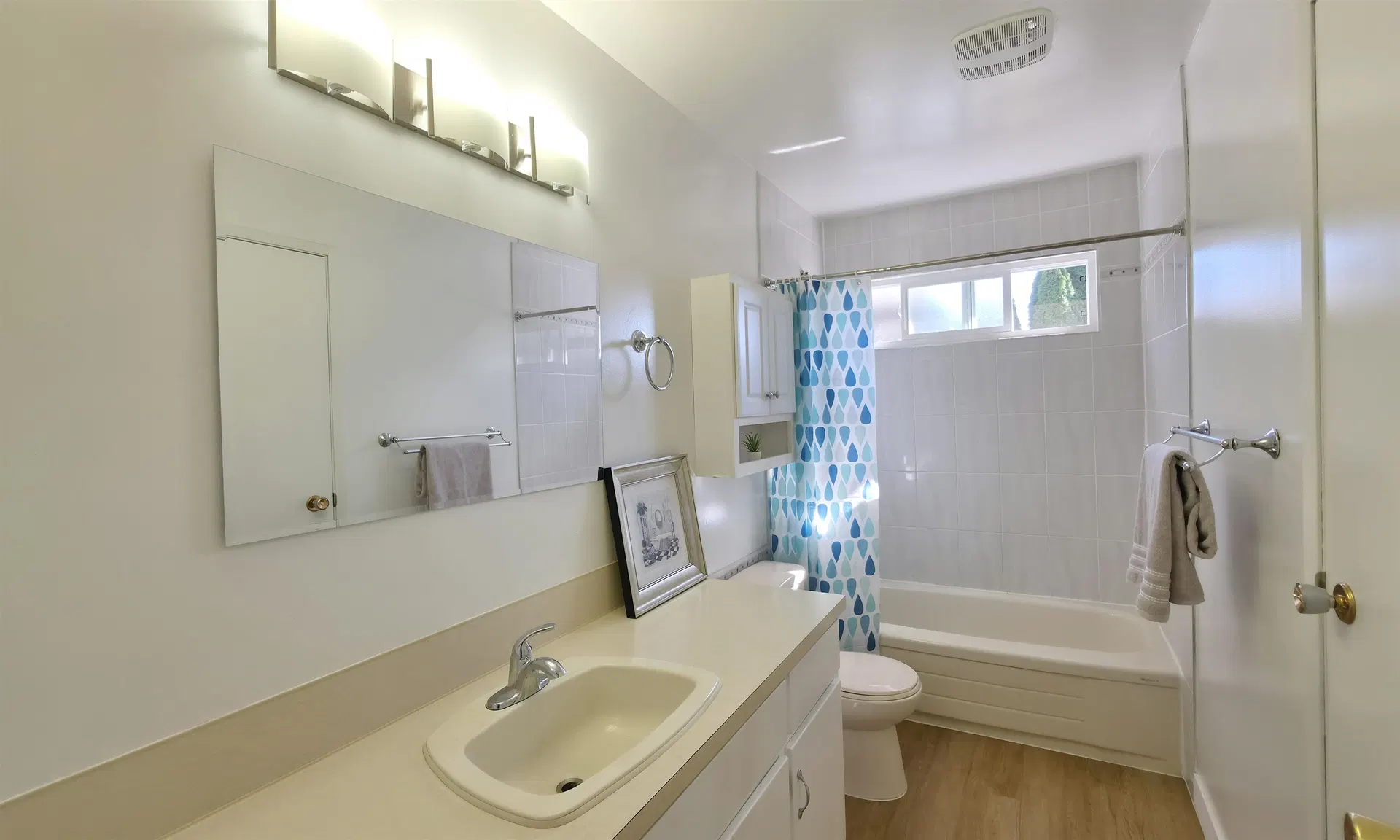 Photo 5 of 29 at 3220 Harwood Avenue