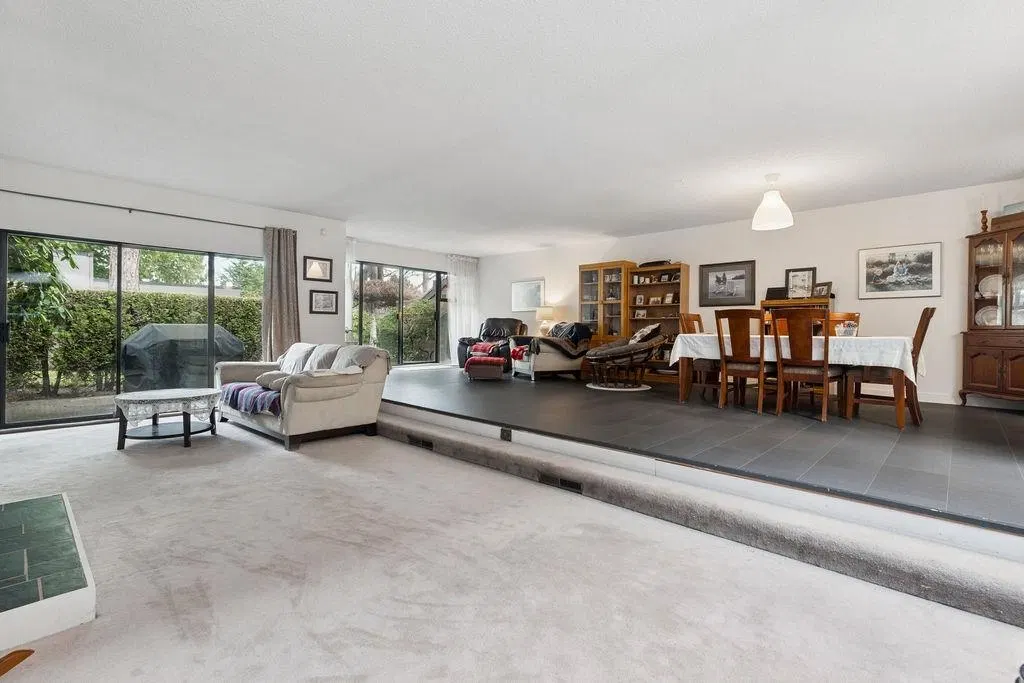 Photo 3 of 26 at 6626 Turnberry Crescent