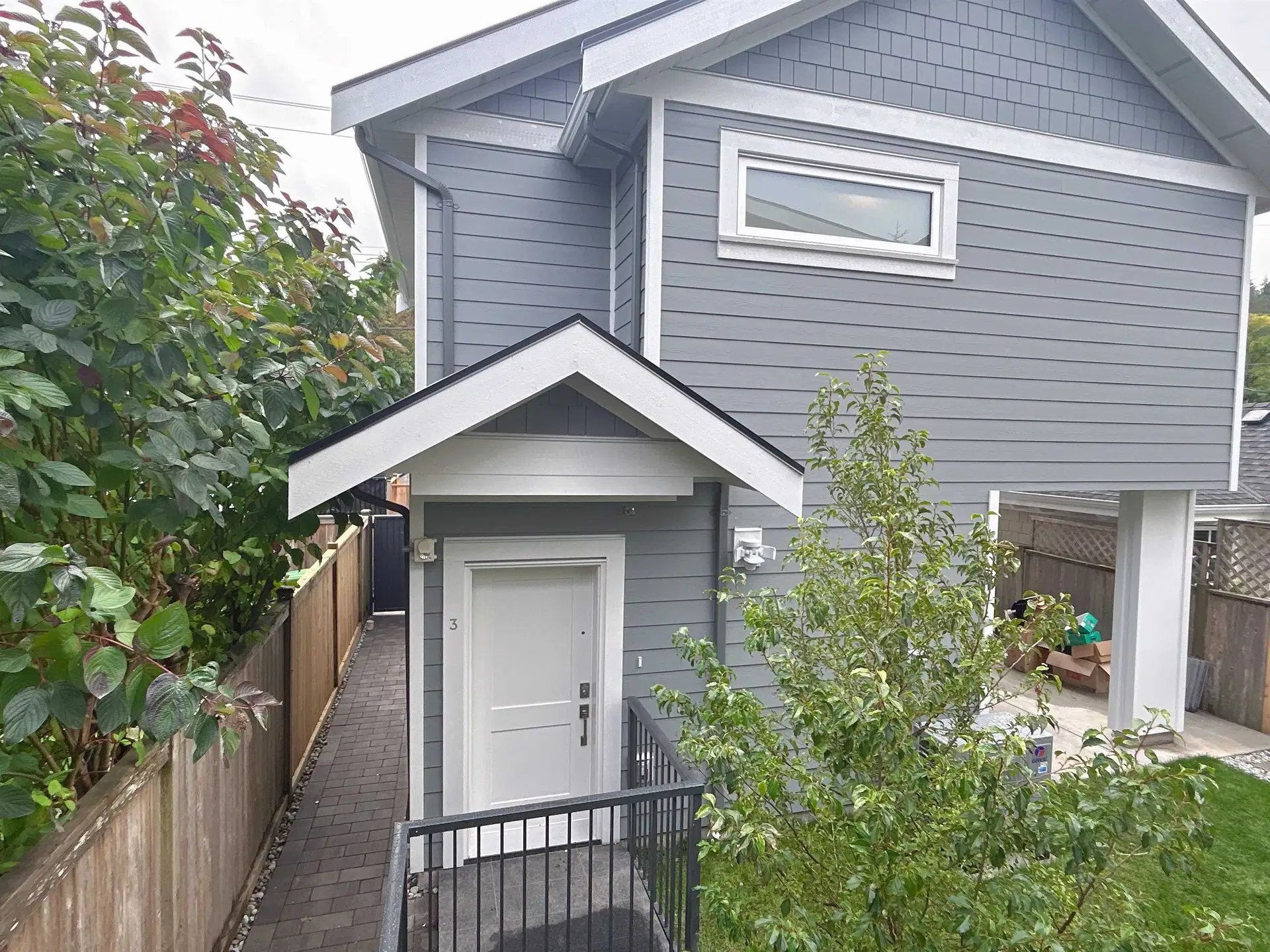 #3 – 4472 15th Avenue