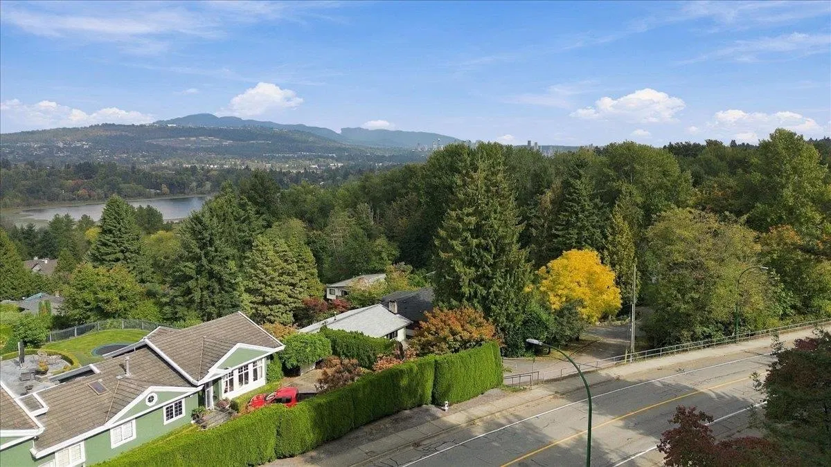 Photo 4 of 14 at 6009 Elgin Avenue