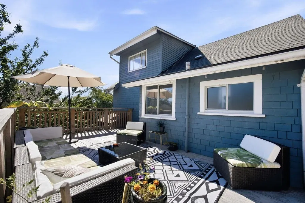 Photo 3 of 29 at 633 Beach Avenue