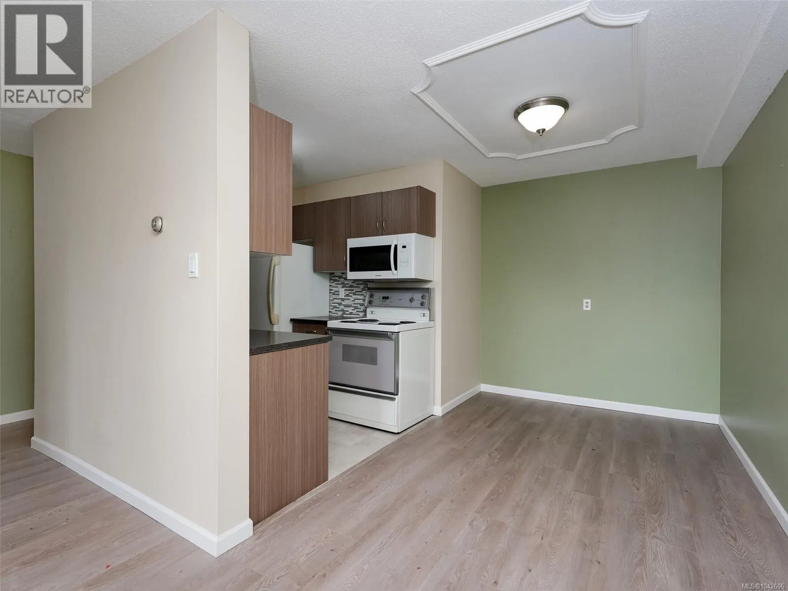 Photo 1 of 26 at #120 – 1680 Poplar Avenue