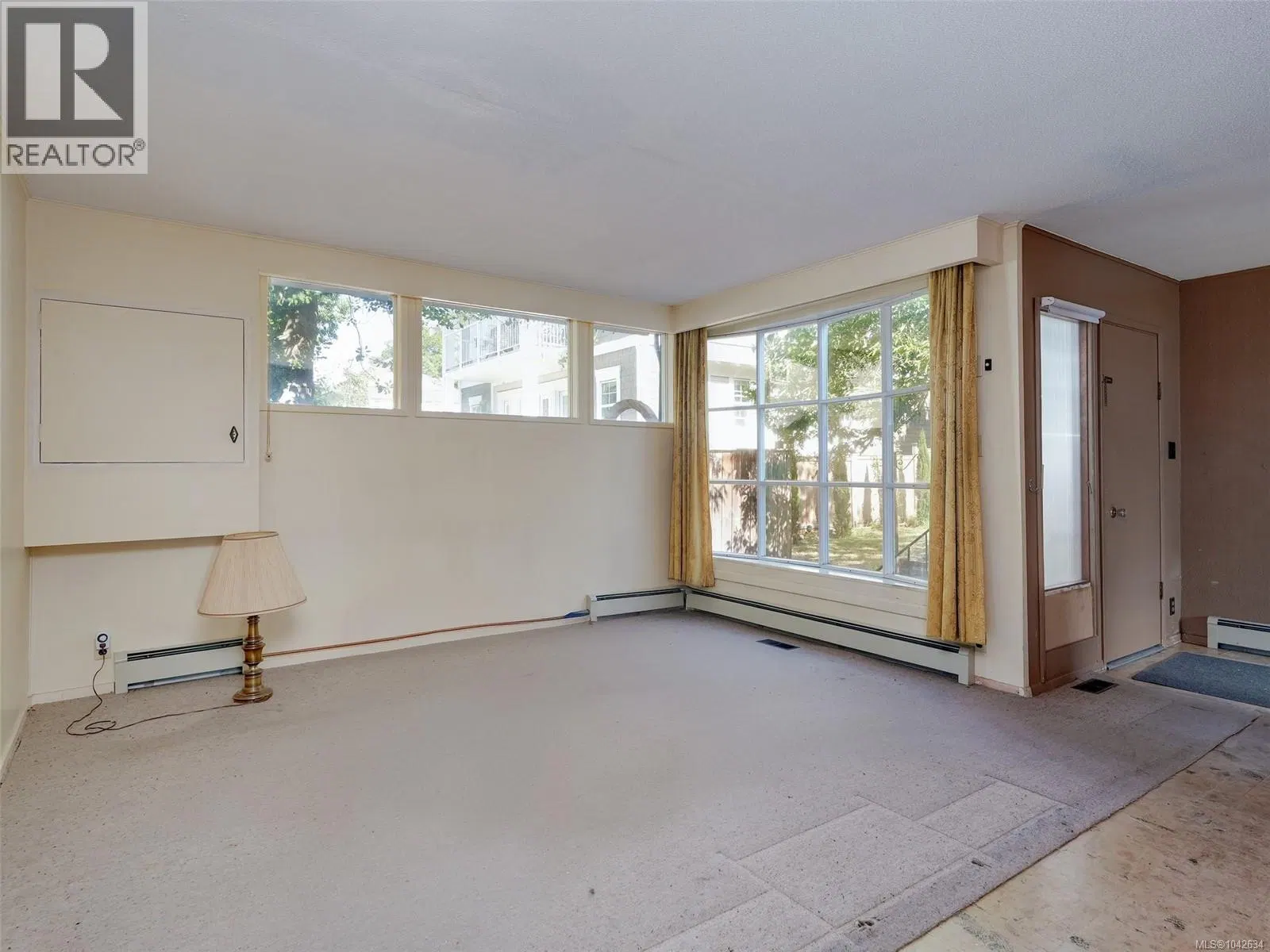 Photo 5 of 32 at 1232 Richardson Street