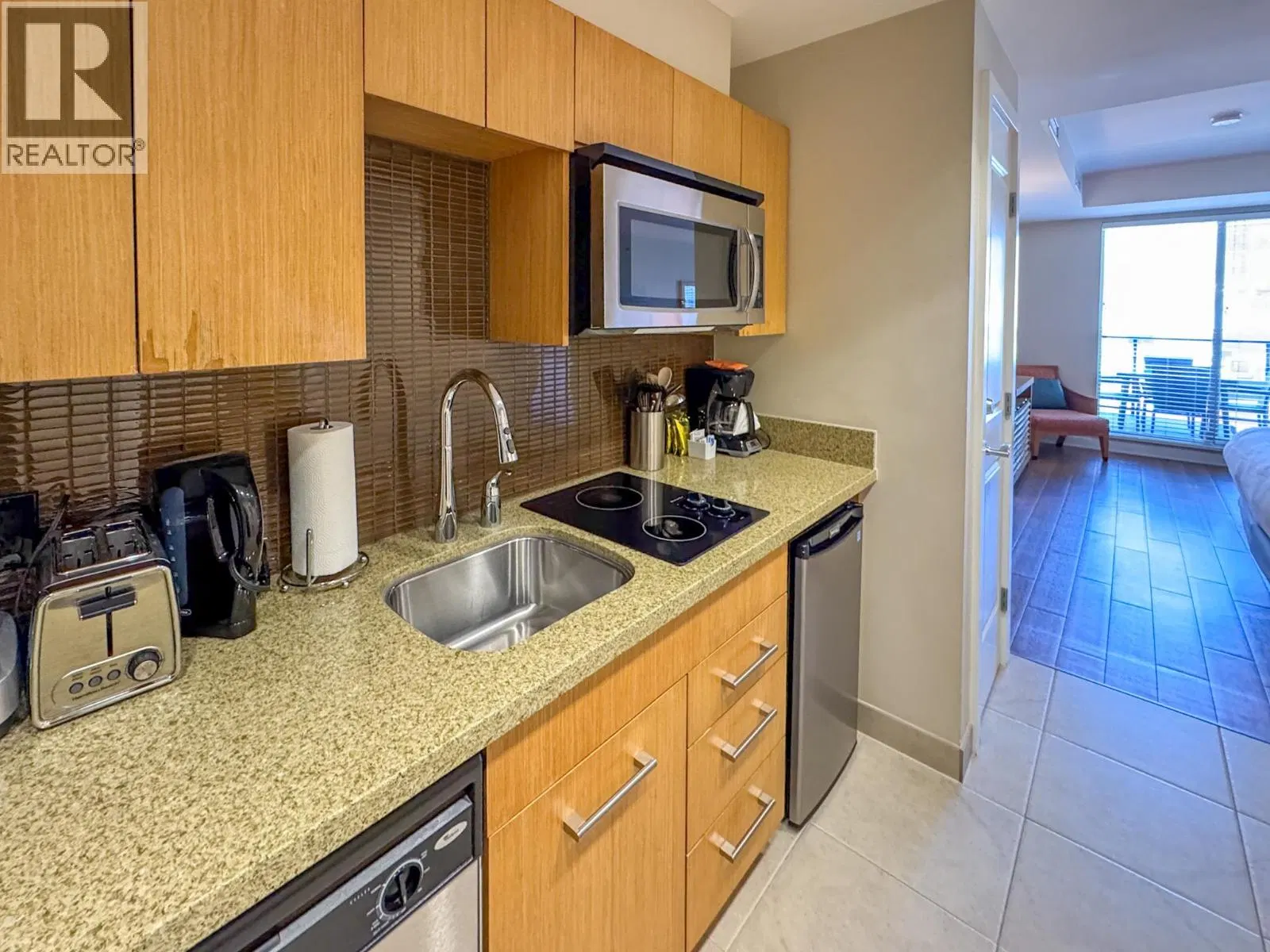 Photo 3 of 31 at #408 – 15 Park Place