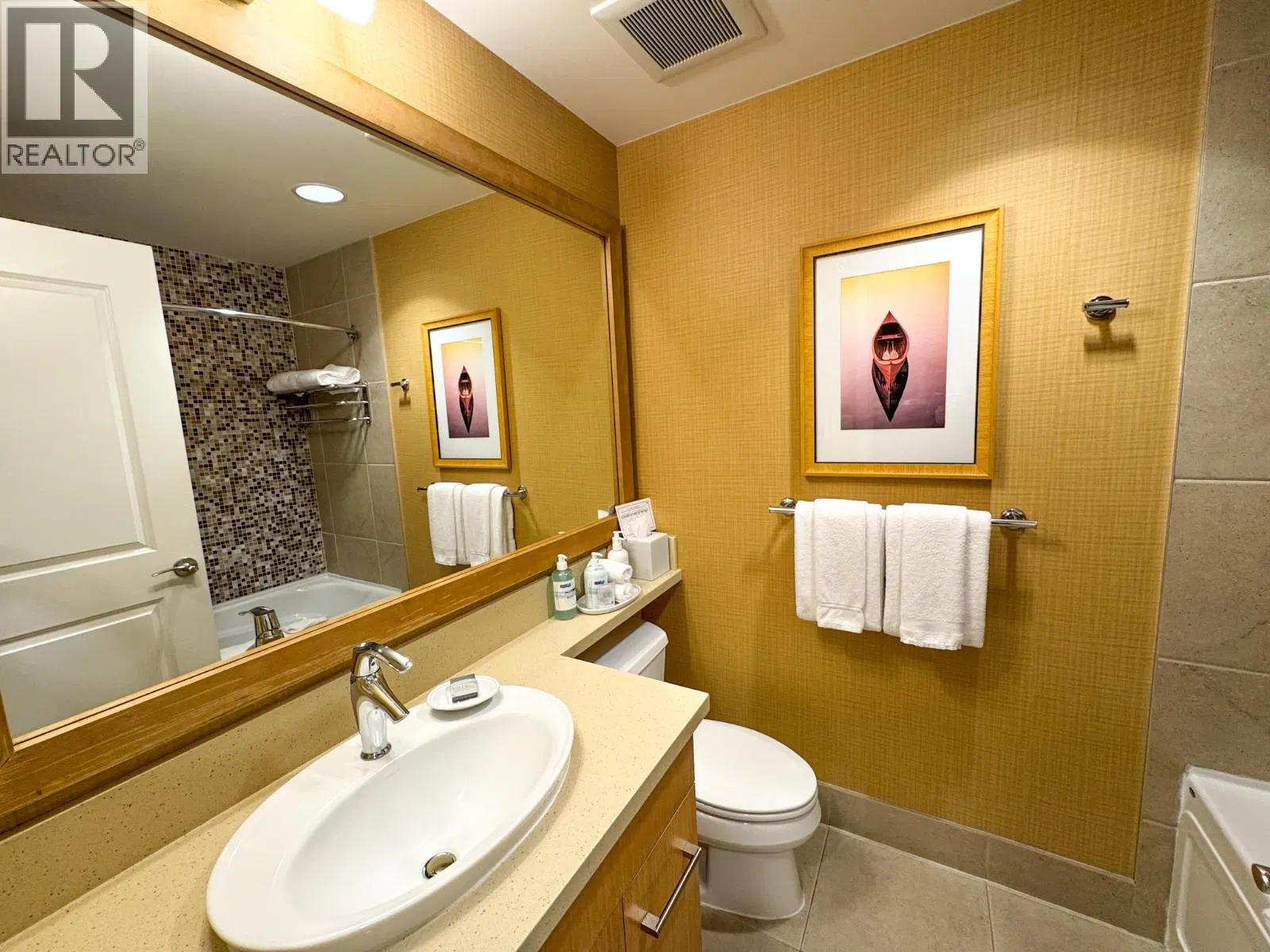 Photo 5 of 31 at #408 – 15 Park Place