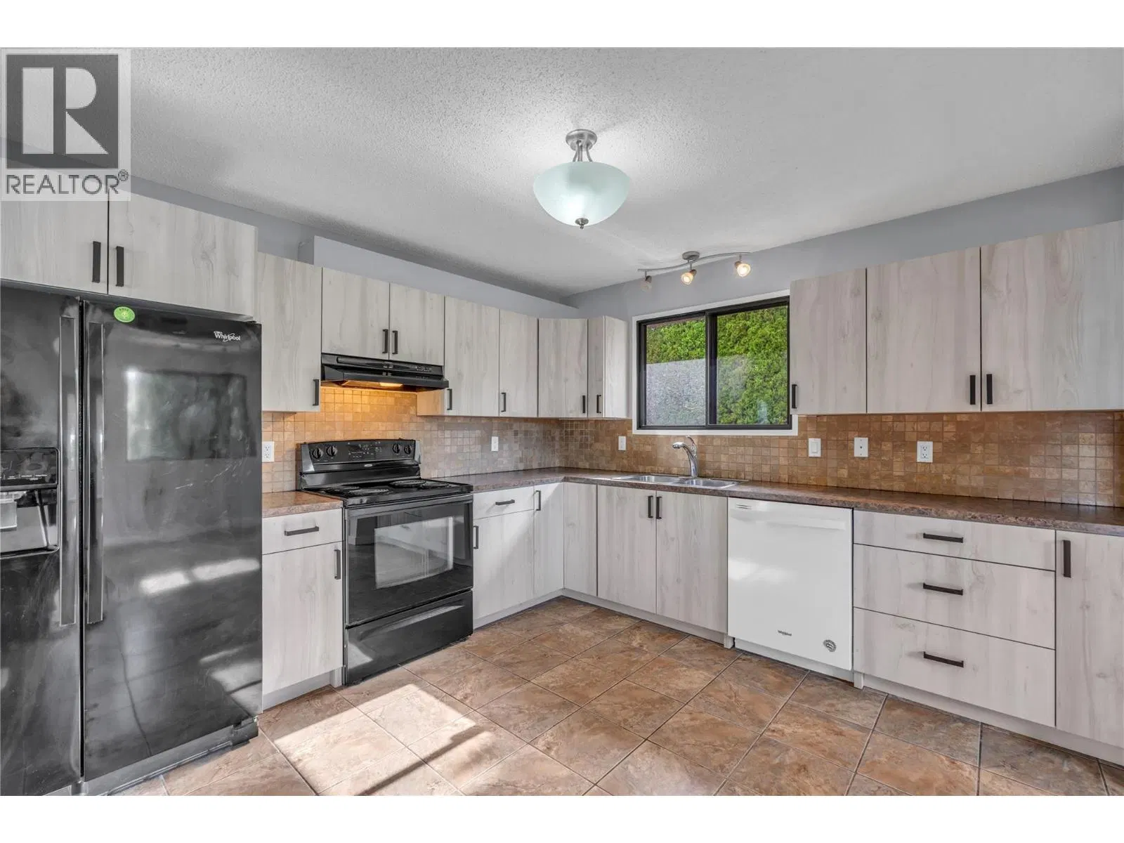 Photo 3 of 29 at 2550 Wiltse Drive