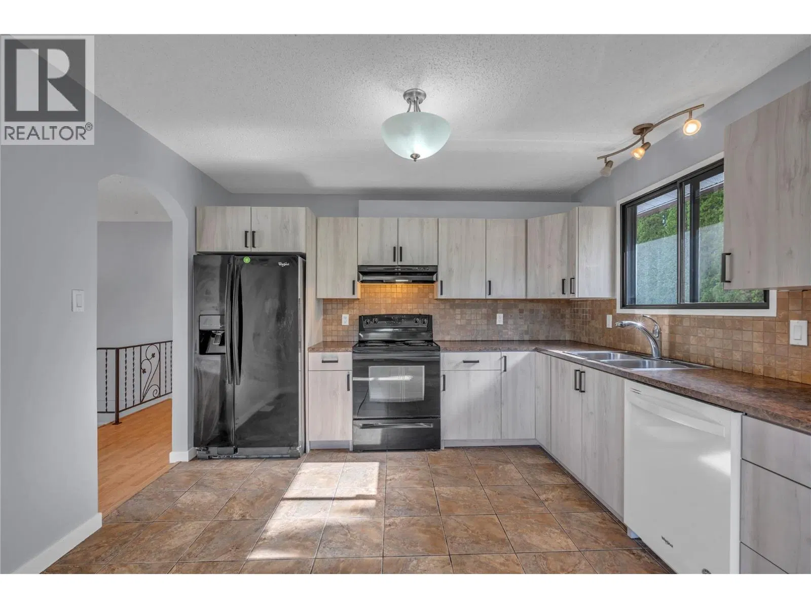 Photo 4 of 29 at 2550 Wiltse Drive