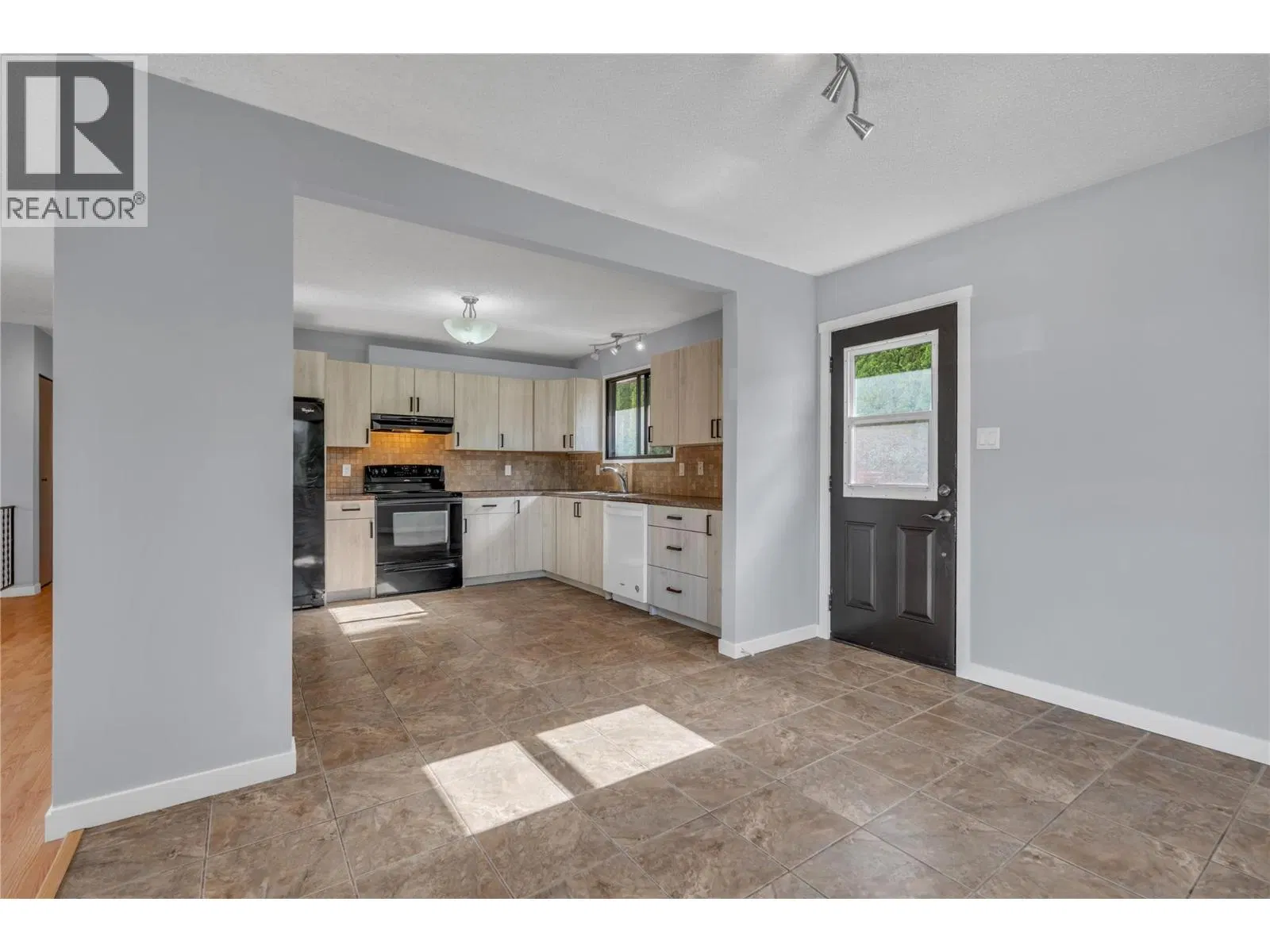 Photo 5 of 29 at 2550 Wiltse Drive