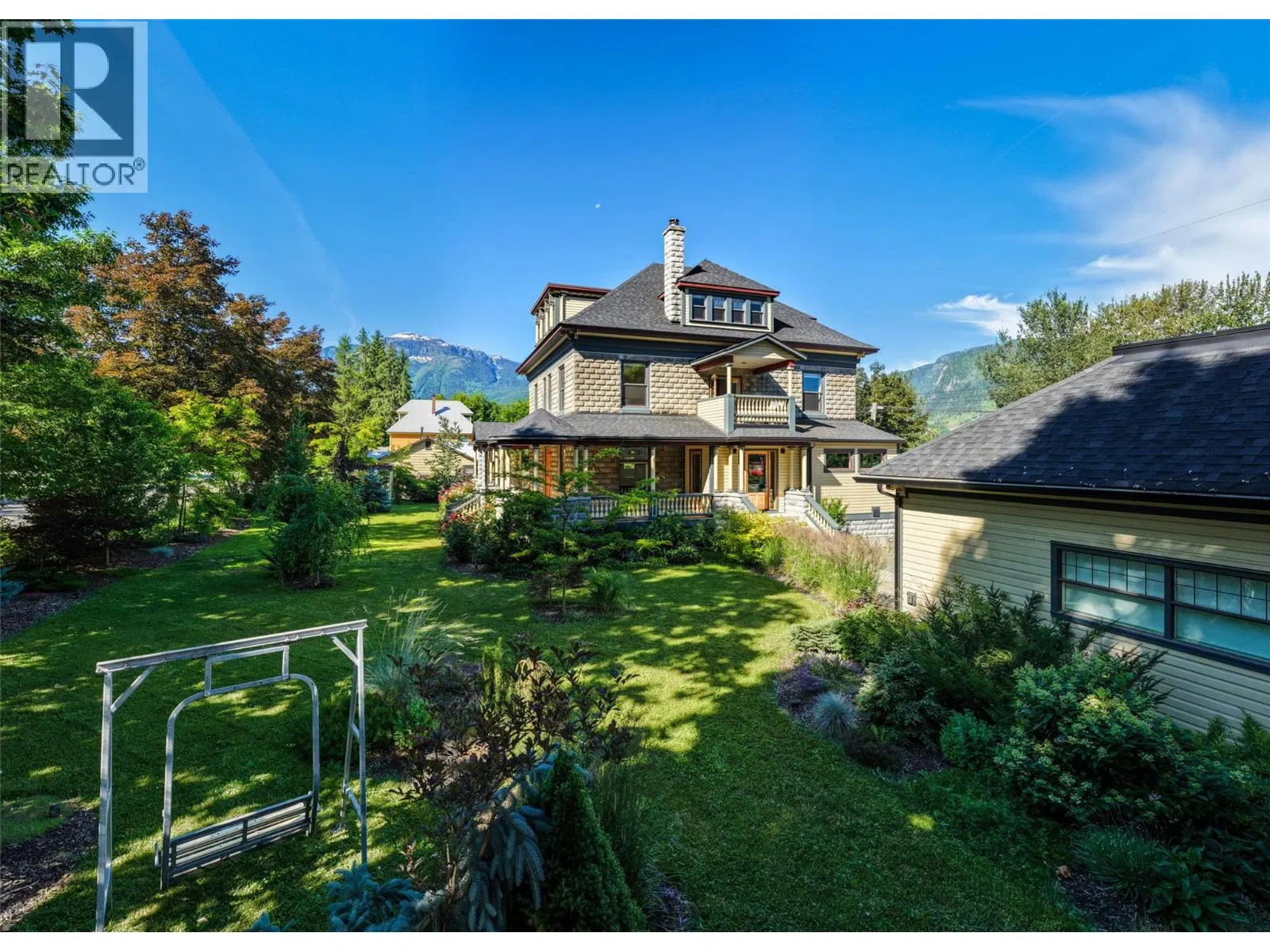 Photo 4 of 68 at 805 & 815 Mackenzie Avenue