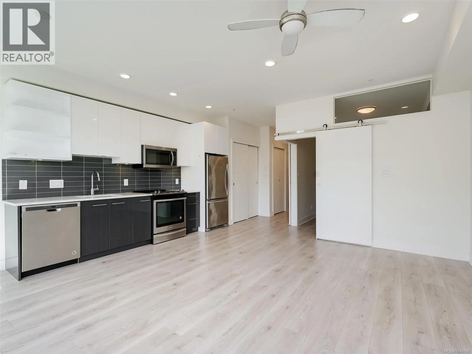 Photo 4 of 33 at #407 – 1311 Lakepoint Way
