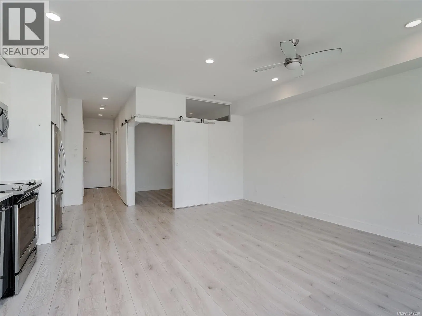 Photo 5 of 33 at #407 – 1311 Lakepoint Way