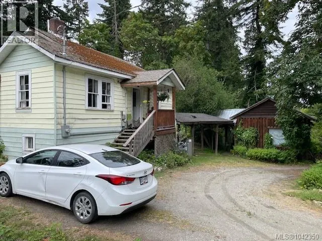 Photo 3 of 10 at 220 Fulford-Ganges Road