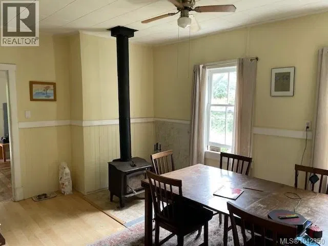 Photo 4 of 10 at 220 Fulford-Ganges Road