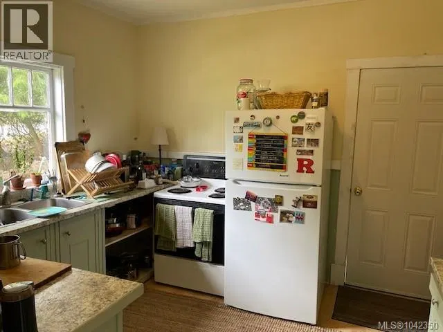 Photo 5 of 10 at 220 Fulford-Ganges Road