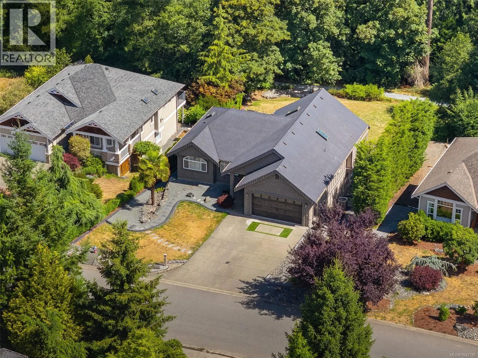 Photo 1 of 26 at 2544 Kinnoull Crescent