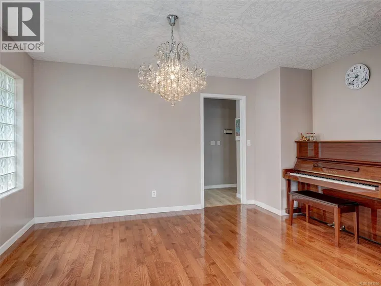 Photo 5 of 30 at 1395 Epsom Close