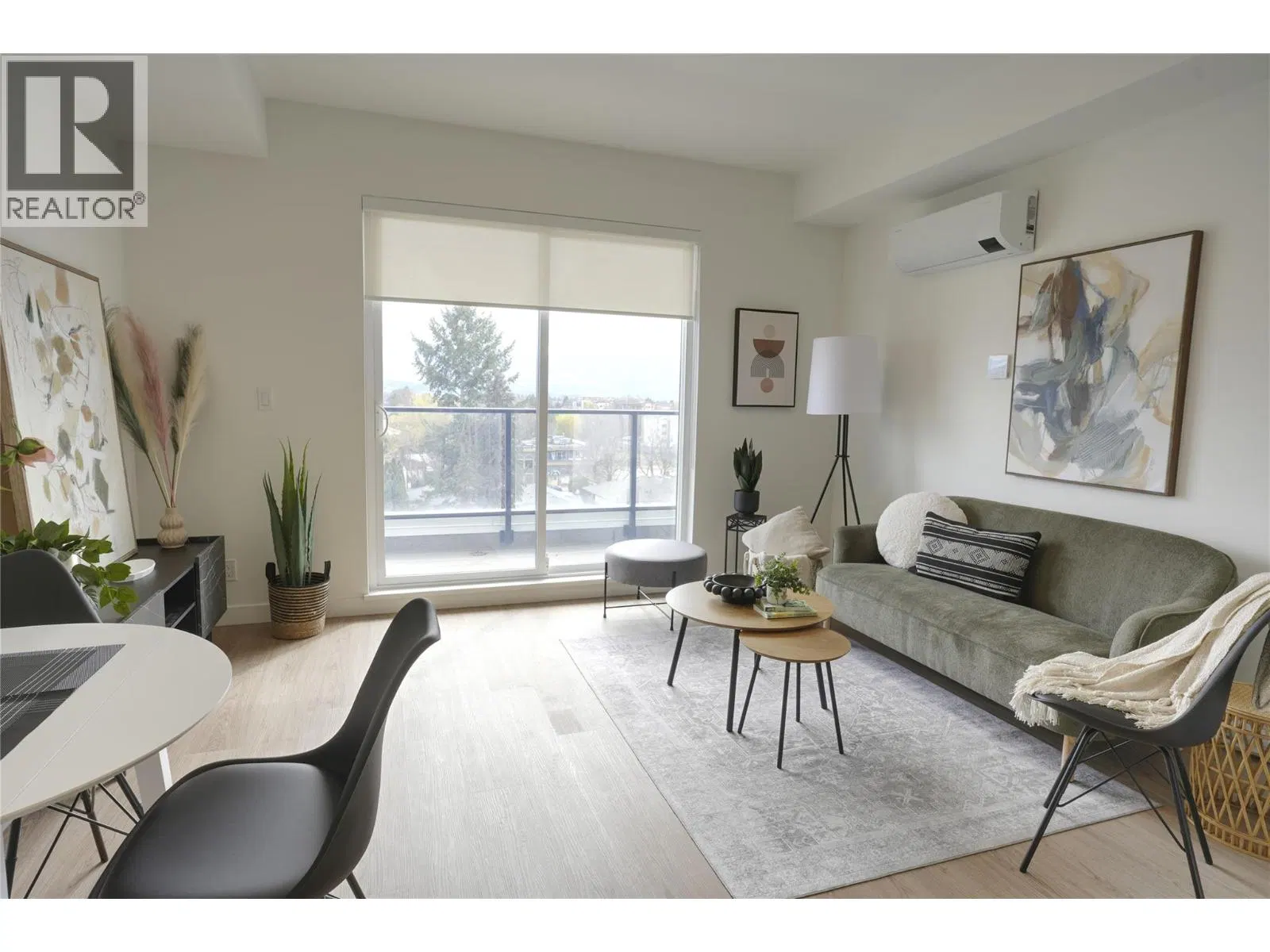 Photo 3 of 18 at #408 – 1380 Pridham Avenue