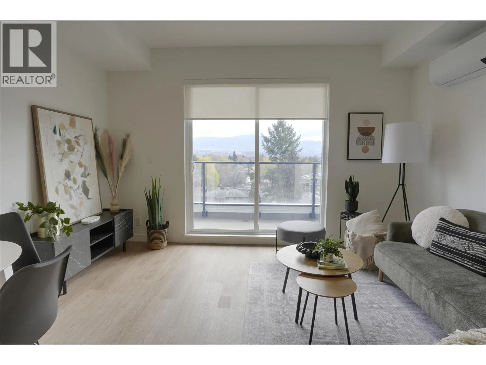 Photo 4 of 18 at #408 – 1380 Pridham Avenue