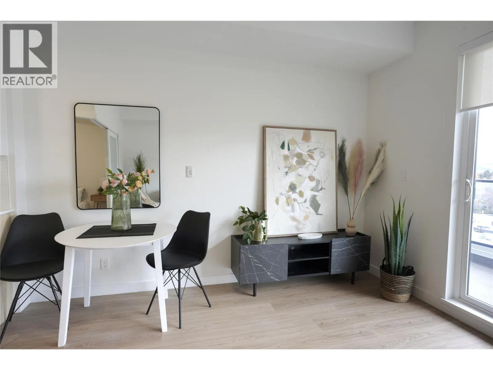 Photo 5 of 18 at #408 – 1380 Pridham Avenue