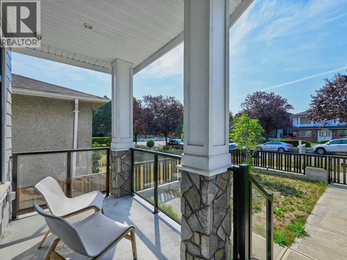Photo 4 of 27 at 2977 East 42ND Avenue