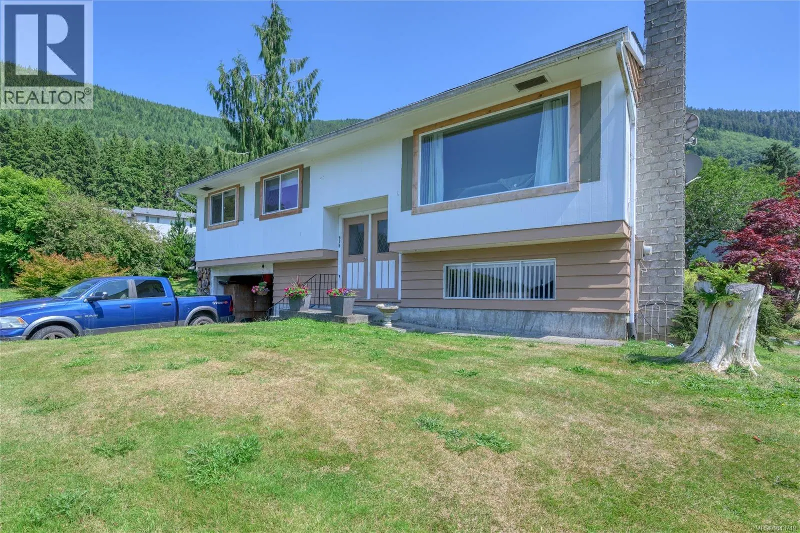 Photo 2 of 40 at 978 Rupert Avenue