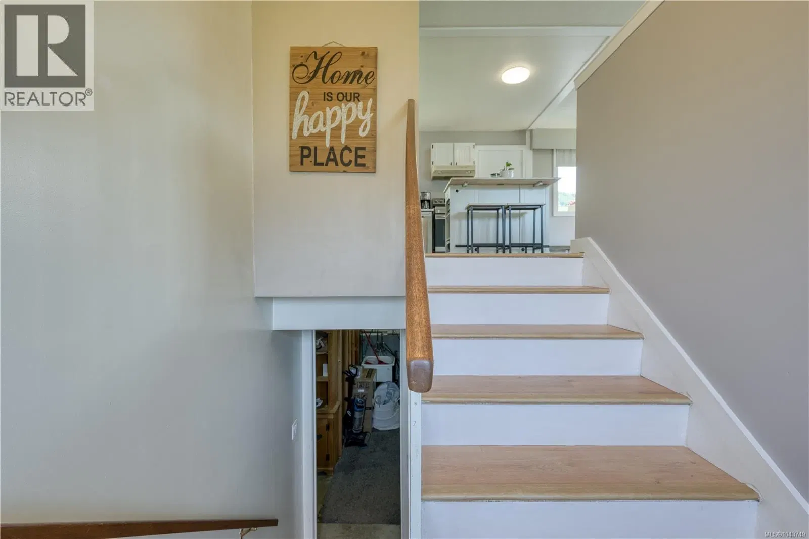 Photo 3 of 40 at 978 Rupert Avenue