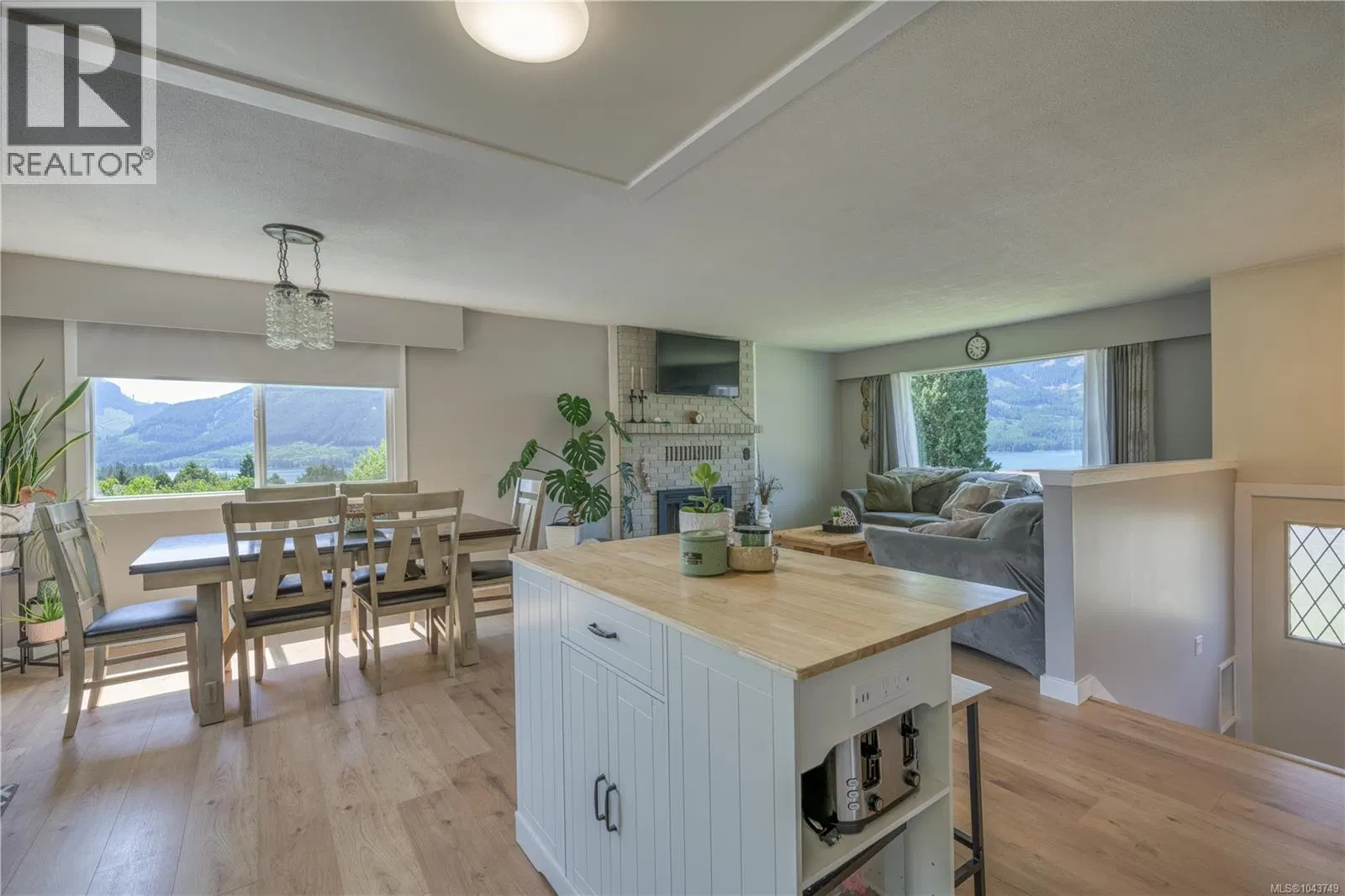 Photo 4 of 40 at 978 Rupert Avenue