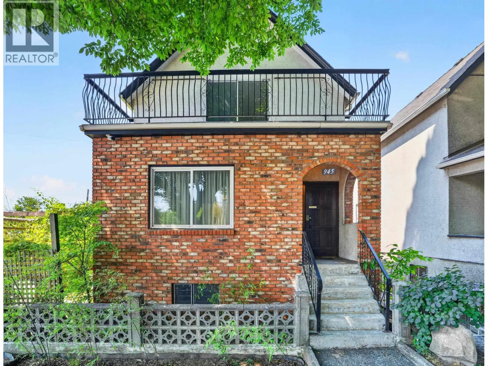 Photo 3 of 40 at 945-927 PRINCESS Avenue