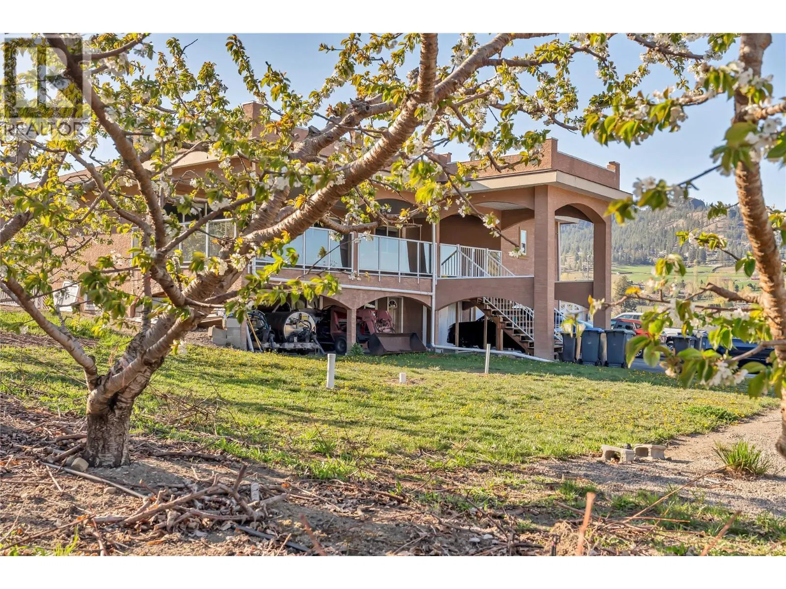 Photo 5 of 76 at 9820 RIPPEN Avenue