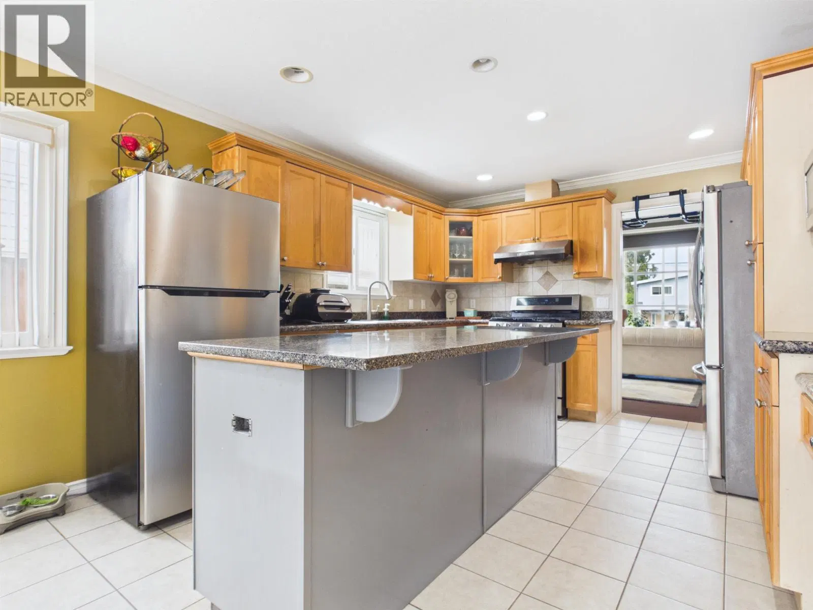 Photo 2 of 27 at 6615 DUFFERIN Avenue