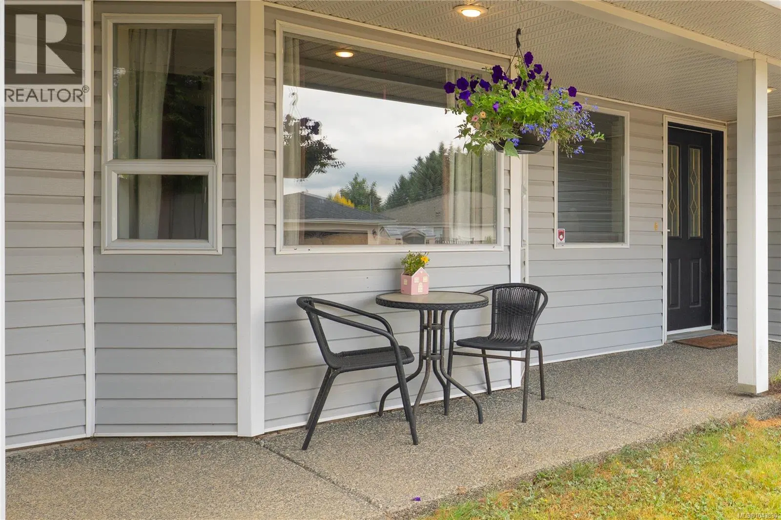Photo 3 of 56 at 844 Therres Crescent